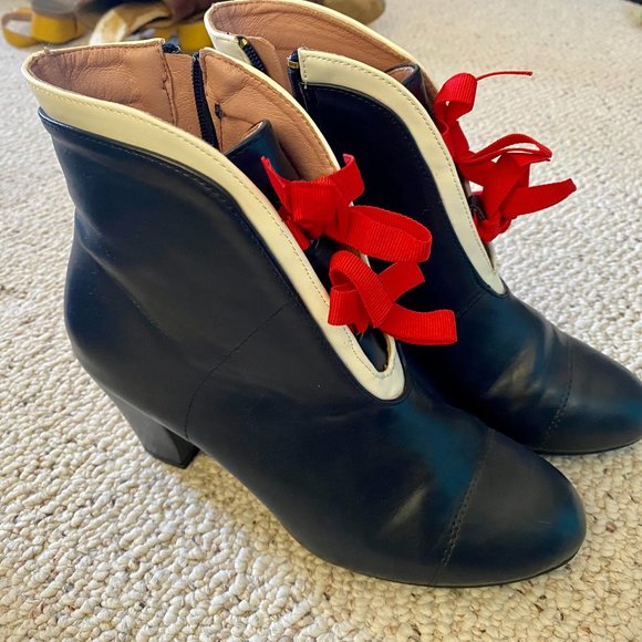 Lulu Hun navy blue heeled booties w/ zip closure & red ties, women's size 6 - Picture 5 of 9